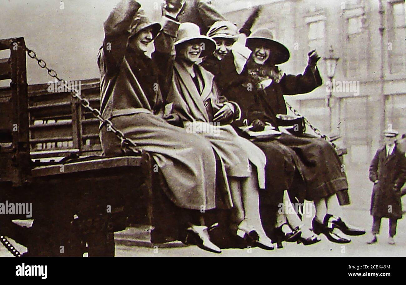 Arrêt général / grève en faveur des mineurs du Royaume-Uni - mai 1926. Il a duré neuf jours, du 4 au 12 mai 1926, ayant été convoqué par le Conseil général du Congrès des syndicats des métiers (TUC) dans une tentative infructueuse de forcer le gouvernement britannique à améliorer les conditions de travail et de salaire des mineurs de charbon . Comme il n'y avait pas de transports publics officiels, ces quatre femmes ont payé pour un ascenseur sous le VOYAGE DE DEUX PENNY À HAYON, ce qui permettrait aux passagers de payer au conducteur deux penny chacun pour un ascenseur à l'arrière d'un camion Banque D'Images