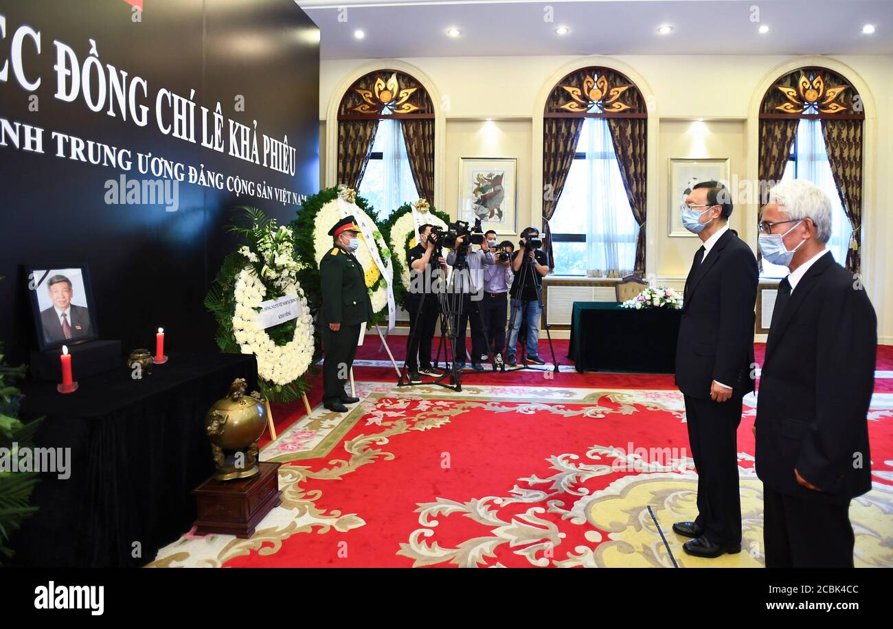 Pékin, Chine. 14 août 2020. Yang Jiechi, membre du Bureau politique du Comité central du Parti communiste de Chine (PCC) et directeur du Bureau de la Commission des affaires étrangères du Comité central du PCC, visite l'ambassade vietnamienne à Beijing pour pleurer le décès du Kha Phieu, Ancien secrétaire général du Comité central du Parti communiste du Vietnam (CPVCC), à Beijing, capitale de la Chine, le 14 août 2020. Crédit: XIE Huanchi/Xinhua/Alay Live News Banque D'Images