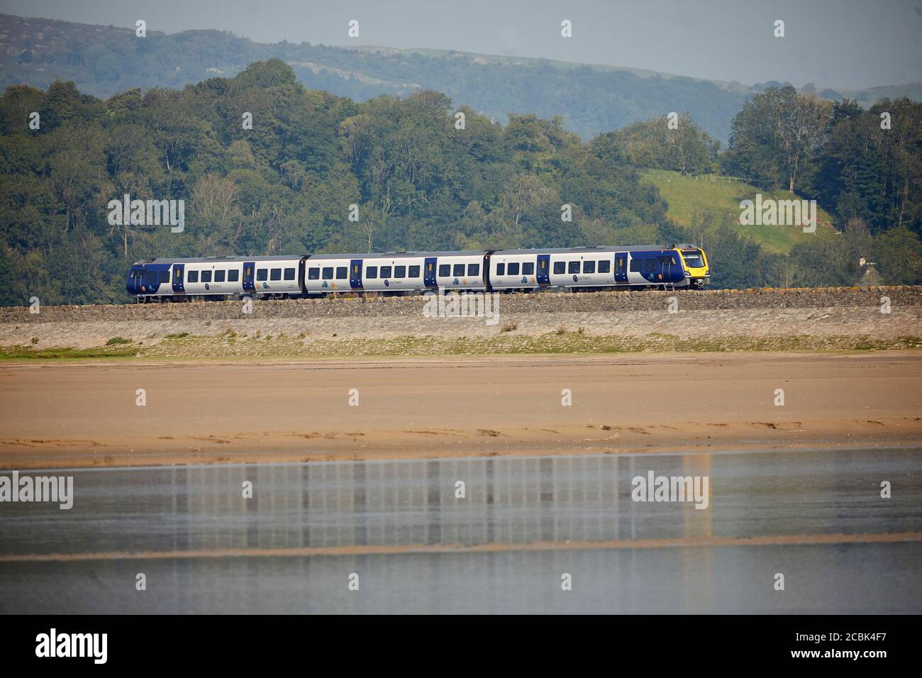 British Rail classe 195 Civity diesel train de voyageurs à unités multiples fabriqué Par CAF exploité par Northern trains laisse Grange-over-Sands le long de c Banque D'Images