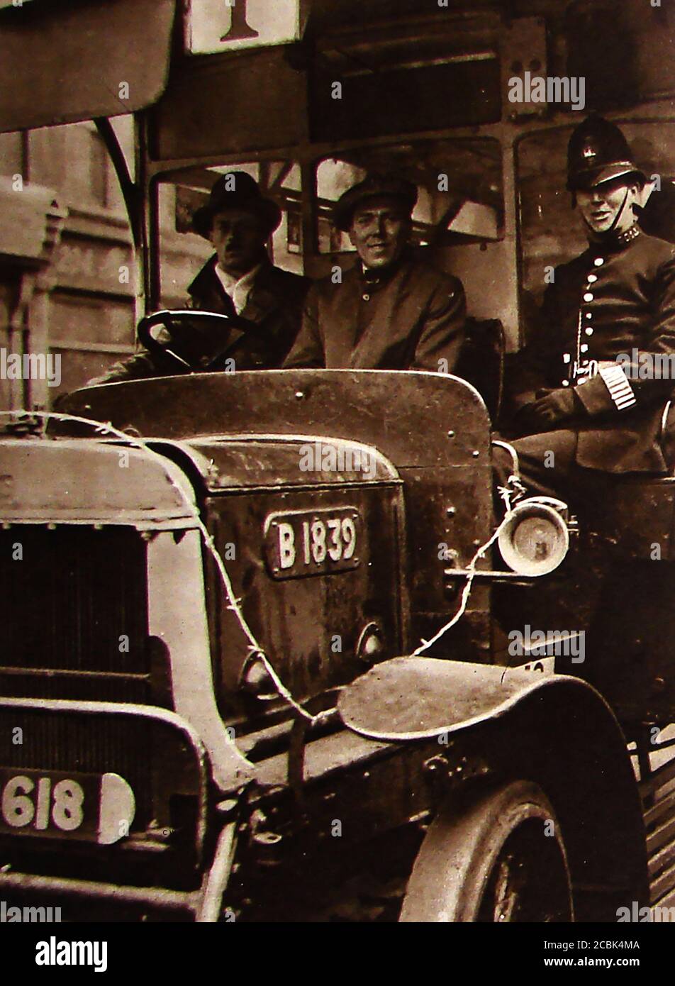Arrêt général / grève en faveur des mineurs du Royaume-Uni - mai 1926. Cette ancienne photo montre un Bobby britannique (policier) qui garde le personnel d'un bus de grève brisant . La grève a duré neuf jours, du 4 au 12 mai 1926, ayant été convoquée par le Conseil général du Congrès des syndicats des métiers (TUC) dans une tentative infructueuse de forcer le gouvernement britannique à améliorer les conditions de travail et de salaire des mineurs de charbon . Banque D'Images