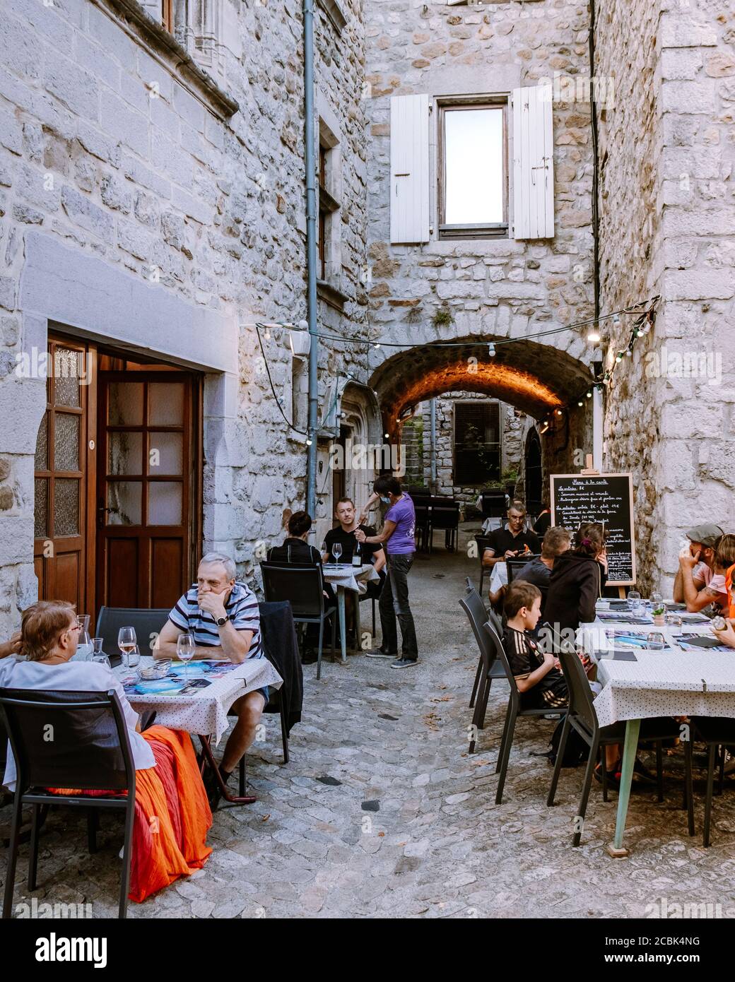 Ruoms Ardèche France juin 2020, personnes en restaurant au village médiéval de Ruoms avec ses vieilles maisons en briques et ses petites ruelles sur la rivière Ardèche Banque D'Images