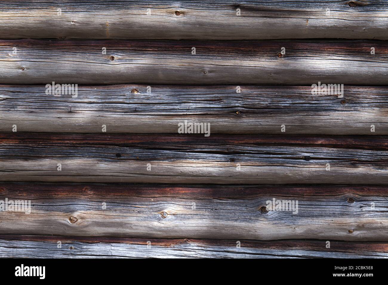 Ancien et puissant mur en bois. À l'extérieur d'un bâtiment, des rondins. Banque D'Images