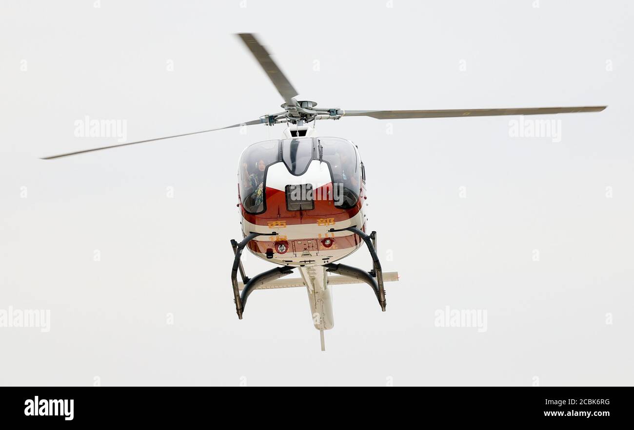 Yinchuan. 14 août 2020. Les visiteurs font l'expérience d'un vol en hélicoptère lors d'un carnaval de l'aviation qui a eu lieu dans le comté de Yanchi, dans la ville de Wuzhong, dans la région autonome de Ningxia hui, dans le nord-ouest de la Chine, le 14 août 2020. Credit: Yang Zhisen/Xinhua/Alay Live News Banque D'Images