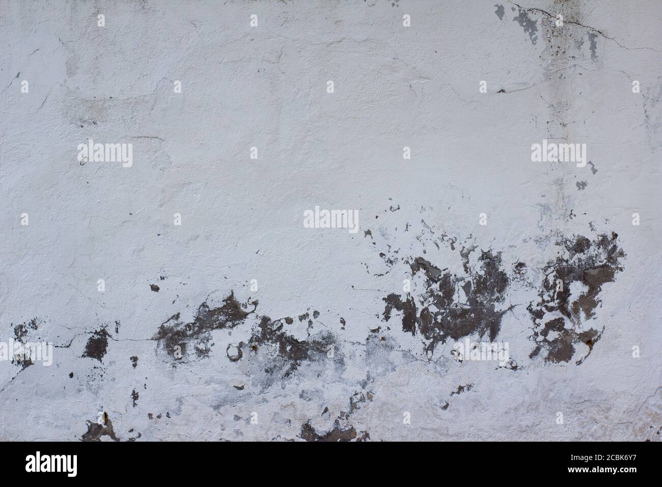 le fond est une texture de mur avec vieux plâtre blanc cela s'est fissuré et s'est effondré Banque D'Images