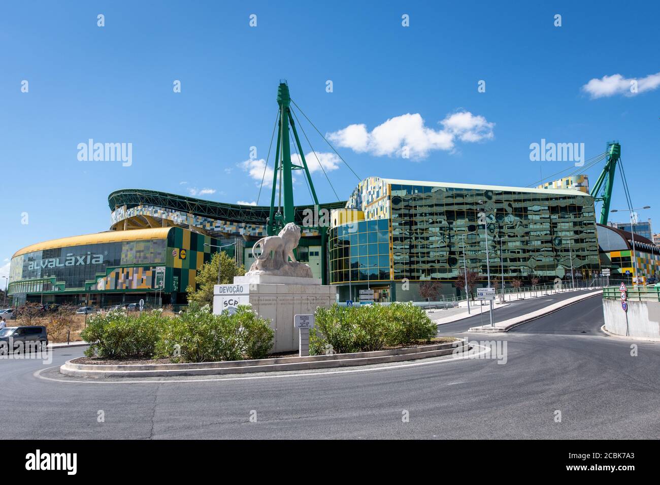 Lissabon, Portugal. 14 août 2020. Football: Ligue des Champions, finales 2020: Un lion, l'animal héraldique de Sporting Lisbonne, se dresse sur un piédestal en face de l'Estadio Jose Alvalade XXI, stade du club de football Sporting Lisbon. Le stade est l'un des deux sites pour les derniers matchs de la Ligue des Champions 2020. Credit: Matthias balk/dpa/Alay Live News Banque D'Images