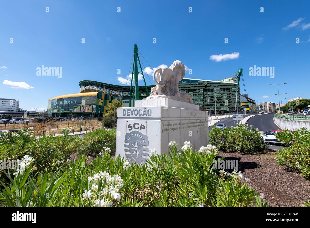 Lissabon, Portugal. 14 août 2020. Football: Ligue des Champions, finales 2020: Un lion, l'animal héraldique de Sporting Lisbonne, se dresse sur un piédestal en face de l'Estadio Jose Alvalade XXI, stade du club de football Sporting Lisbon. Le stade est l'un des deux sites pour les derniers matchs de la Ligue des Champions 2020. Credit: Matthias balk/dpa/Alay Live News Banque D'Images