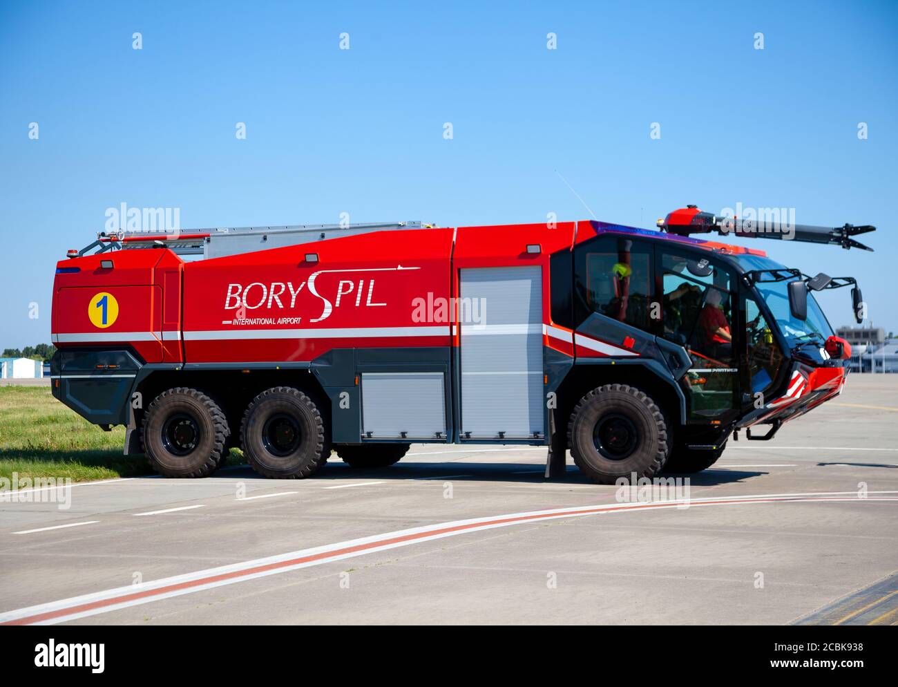 Kiev, Ukraine - 27 juin 2020 : camion de pompiers rouges Rosenbauer Panther 5 dans l'aéroport international de Boryspil. Nouvelle voiture. Banque D'Images