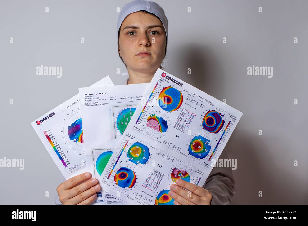 07.25.2020, Zarorizhzhya, Ukraine. Le médecin ophtalmologiste tient un examen de topographie cornéenne pour le kératocône. Banque D'Images