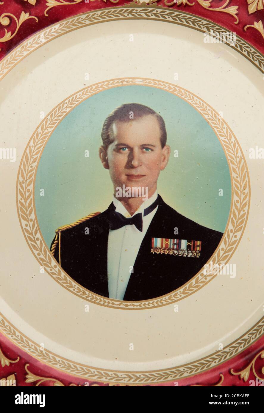 Portrait du duc d'Édimbourg, sur une Coronation 2 juin 1953 souvenir d'époque Portland Ware plaque en étain. HOMER SYKES Banque D'Images