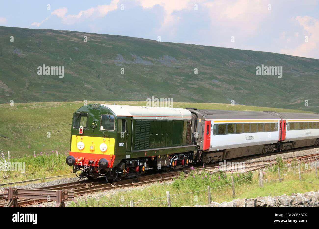 Diesel de classe 20 à l'arrière du train touristique Staycation Express passant par Blea Moor, dans le North Yorkshire, sur la ligne de chemin de fer Carlisle le 12 août 2020. Banque D'Images