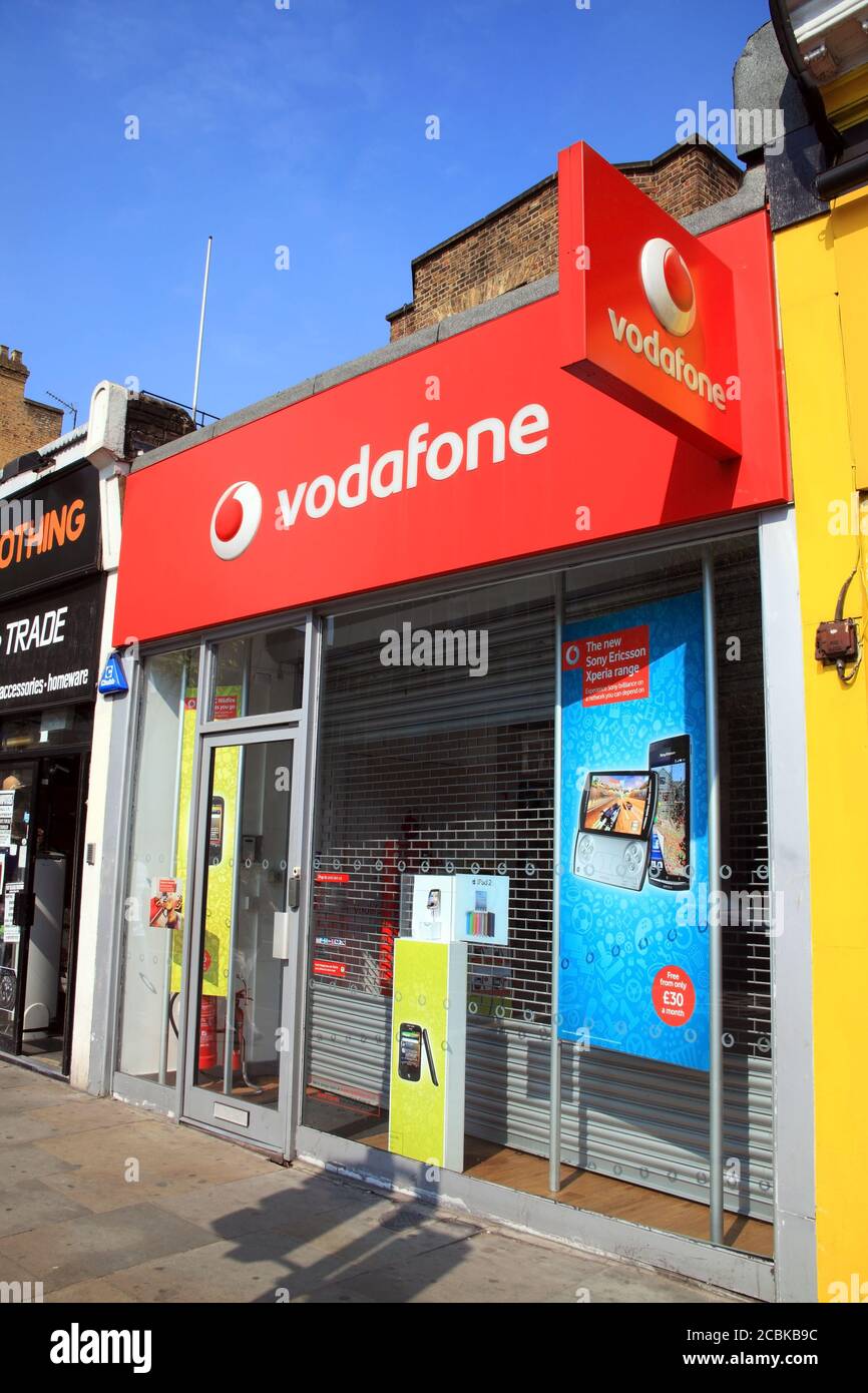 Londres, Royaume-Uni, 17 avril 2011 : affiche publicitaire du logo Vodafone sur l'une de ses succursales de vente au détail boutique de téléphone mobile d'affaires à Notting Hill Banque D'Images