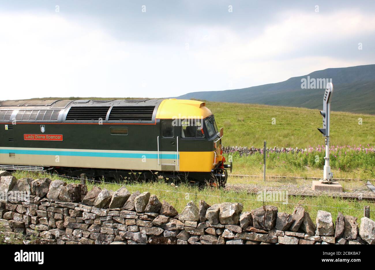 Diesel de classe 47 à la tête du train touristique Staycation Express passant par Blea Moor, dans le North Yorkshire, sur la ligne de chemin de fer Carlisle le 12 août 2020 Banque D'Images