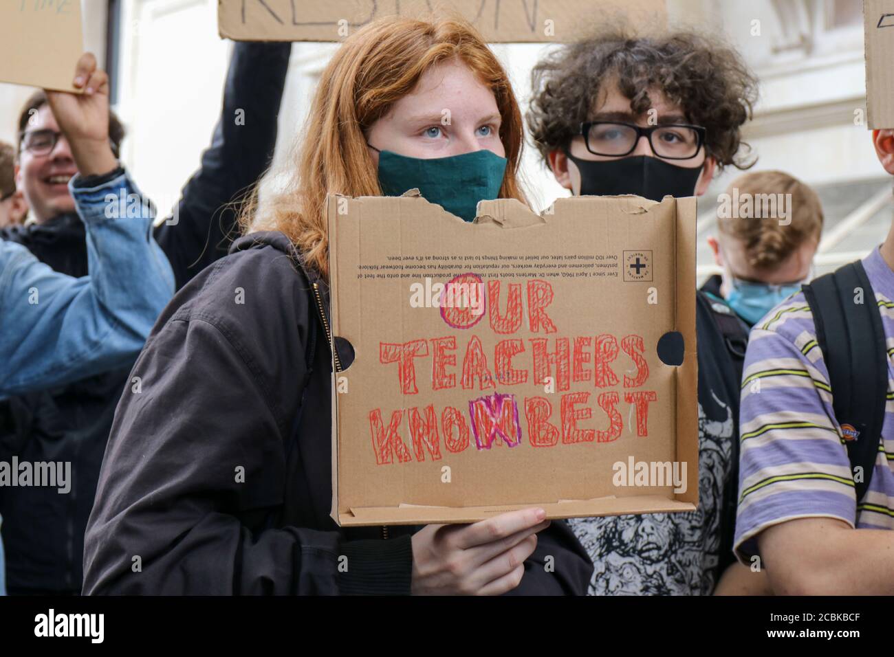 Londres, GBR. 21 juillet 2020. LONDRES, ANGLETERRE, AOÛT 14 2020, UNE manifestation d'étudiants de niveau à l'extérieur de Downing Street, les examens ont été annulés en raison de Covid-19 et les notes ont été calculées à l'aide des prévisions des enseignants et d'une formule pour standardiser les résultats dans les écoles, 39.1% des estimations des enseignants pour les élèves ont été ajustées d'une année ou plus, ce qui représente environ 280,000 inscriptions. (Crédit : Lucy North | MI News) crédit : MI News & Sport /Alay Live News Banque D'Images