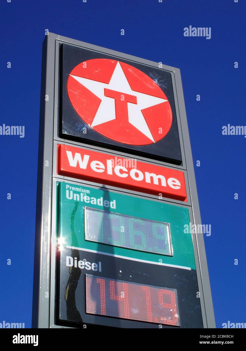 Londres, Royaume-Uni, le 2 juin 2011 : signe publicitaire du logo Texaco dans le garage de sa station de service de détail sur Western Avenue montrant sa pompe à essence pr Banque D'Images