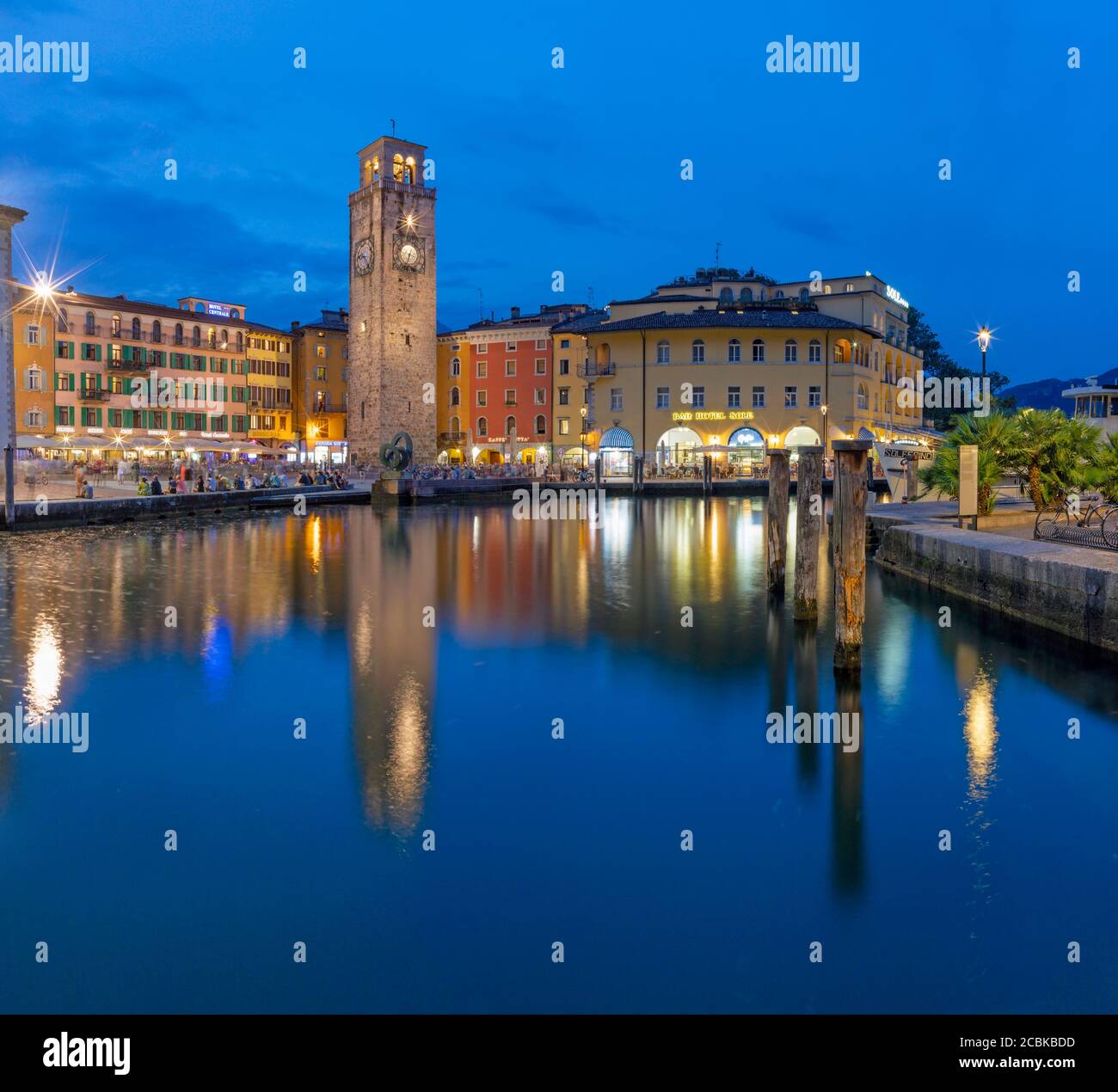 RIVA DEL GARDA, ITALIE - juin 6, 2019 : La ville de sud, avec les Alpes en arrière-plan. Banque D'Images