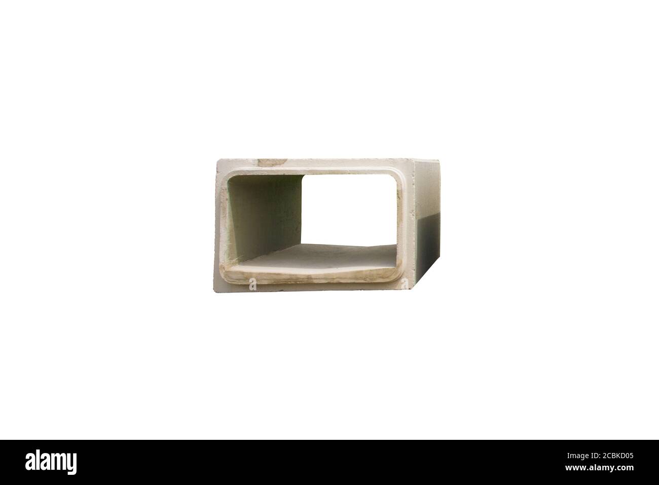 Ponceau en béton armé isolé sur fond blanc - ponceau carré prémoulé. Système de remplacement des eaux usées, ne Italie Banque D'Images