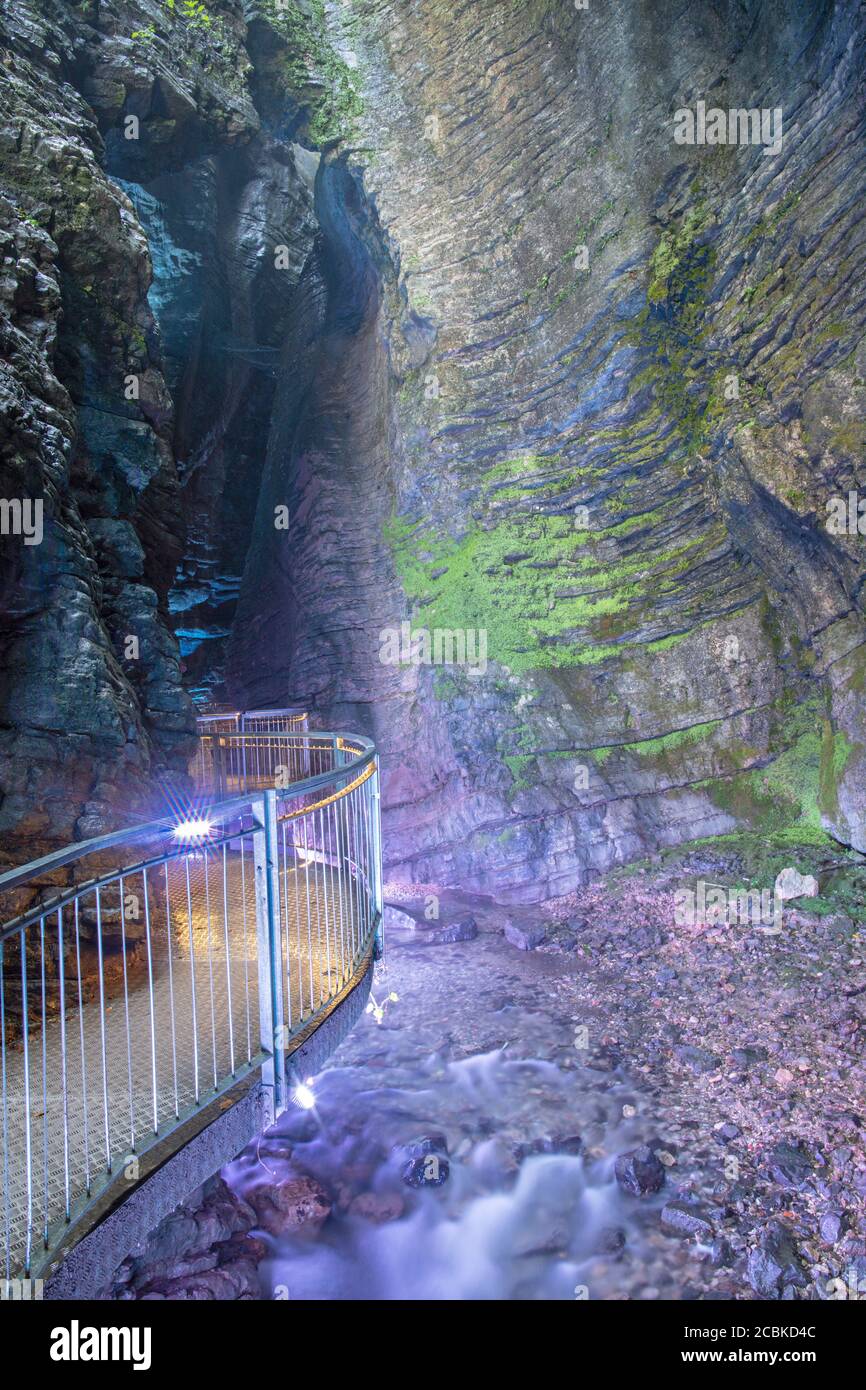 RIVA DEL GARDA, ITALIE - juin 7, 2019 : La chute d'eau dans cave Cascata Varone près de la Riva del Garda et le lac Lago di Garda. Banque D'Images