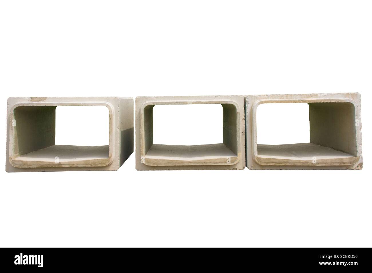 Trois ponceaux en béton armé isolés sur fond blanc. Ponceaux carrés prémoulés. Système de remplacement des eaux usées, ne Italie Banque D'Images