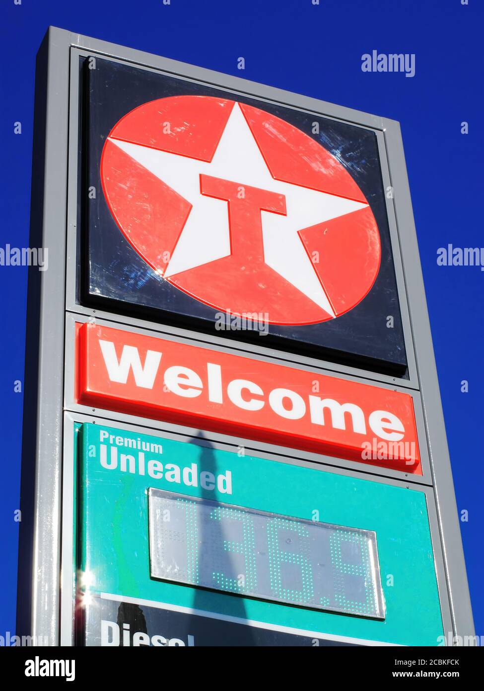 Londres, Royaume-Uni, le 2 juin 2011 : signe publicitaire du logo Texaco dans le garage de sa station de service de détail sur Western Avenue montrant sa pompe à essence pr Banque D'Images