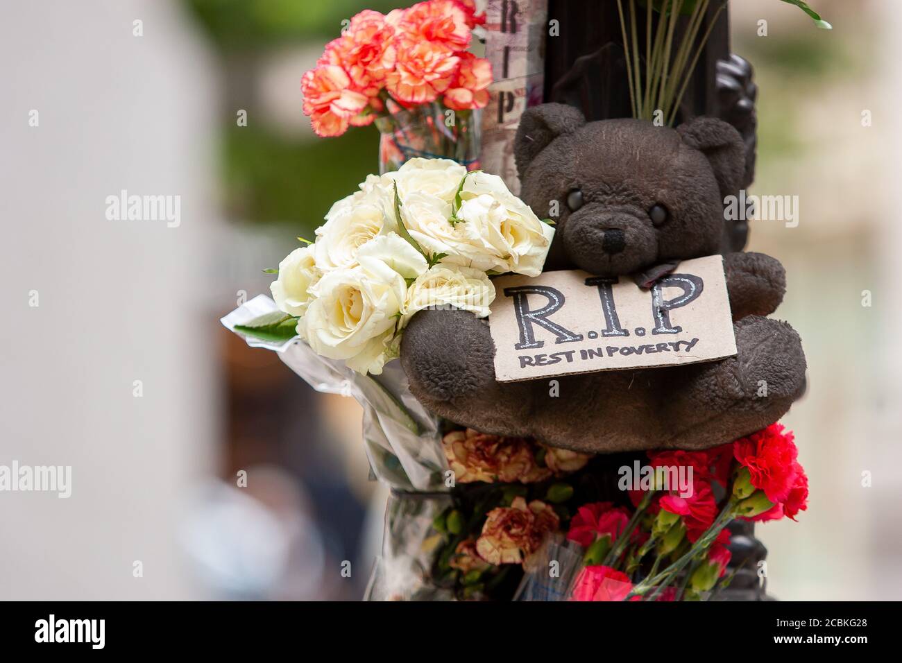 Mémorial au capitalisme sur la place royale des changes - celui d'un enfant Ours en peluche et un panneau disant RIP Rest dans la pauvreté Dans le Square Mile de la ville de Londres Banque D'Images