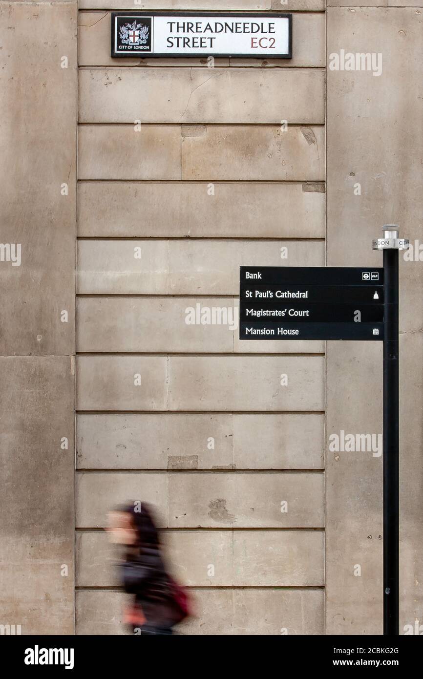 Des promenades en piétons le long de la rive de la Banque d'Angleterre Le long de Threadneedle Street dans le Square Mile de la ville De Londres à la suite du credi Banque D'Images