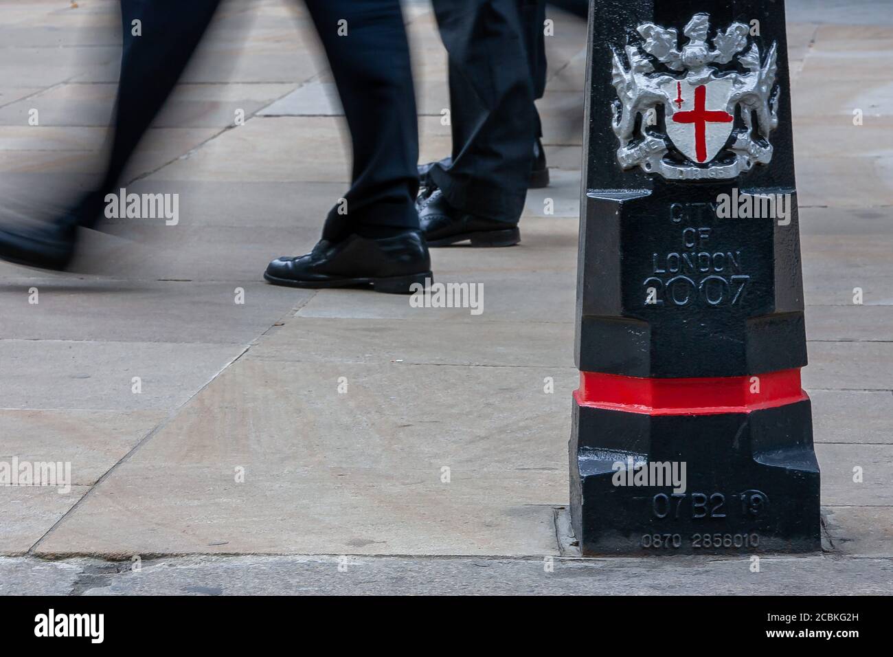 Des bornes de la ville de Londres se trouvent dans la rue près de Threadneedle Rue dans le Square Mile de la ville de Londres dans la suite de la cru de crédit Banque D'Images