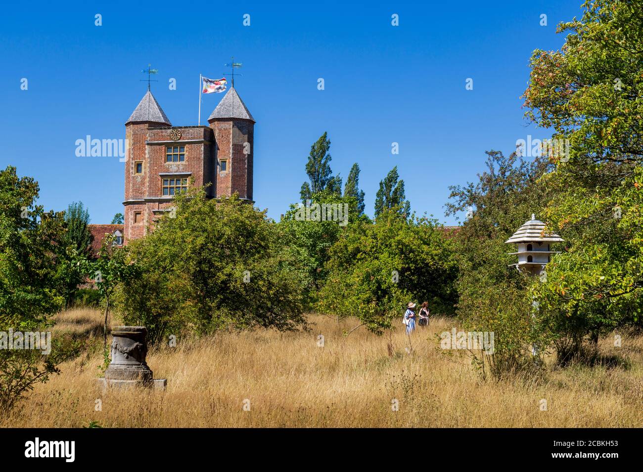 La tour élisabéthaine au château de Sissinghurst depuis le verger en été, Kent, Angleterre Banque D'Images