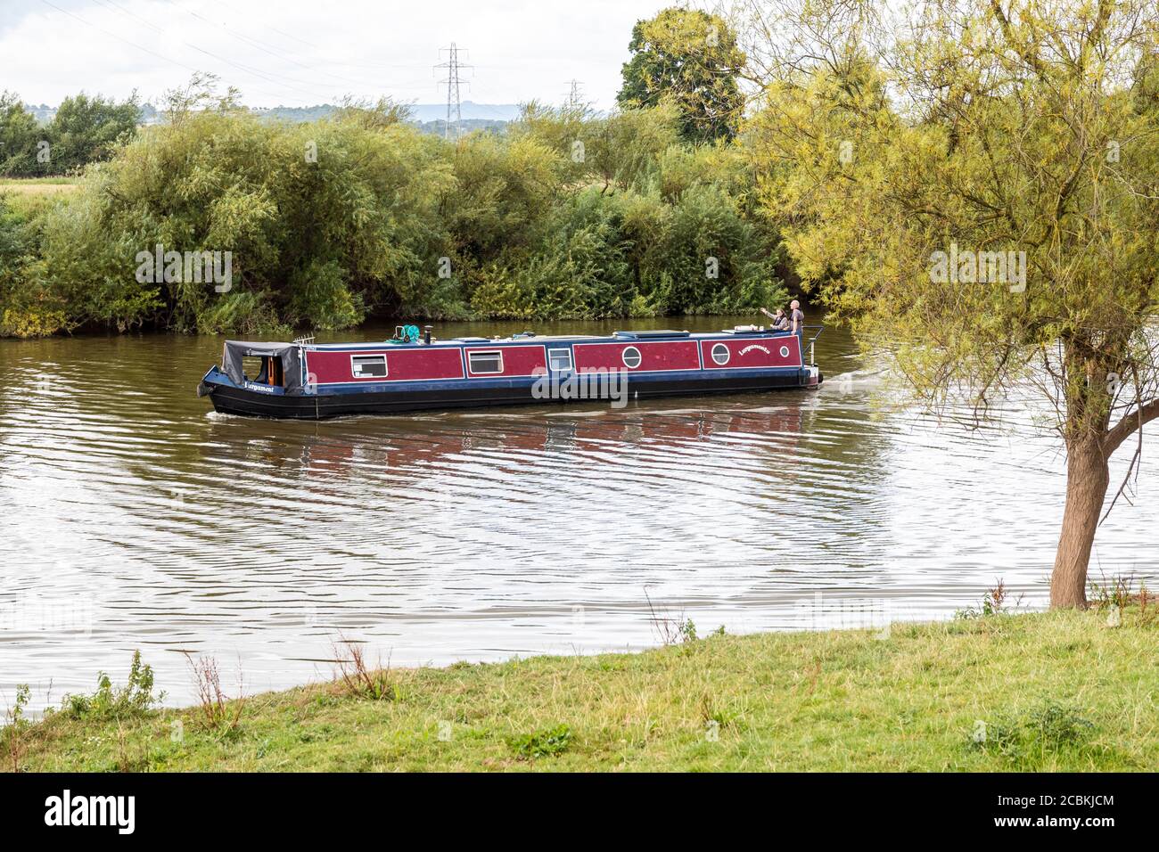 Une barge ou un bateau long naviguant sur la rivière Severn à Wainlode, Gloucestershire, Royaume-Uni Banque D'Images