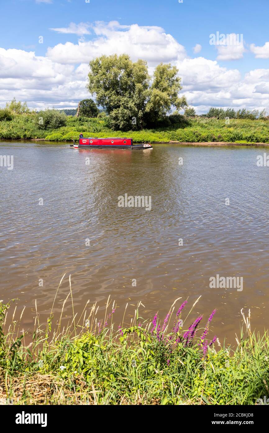 Une barge ou un bateau long naviguant sur la rivière Severn à Wainlode, Gloucestershire, Royaume-Uni Banque D'Images