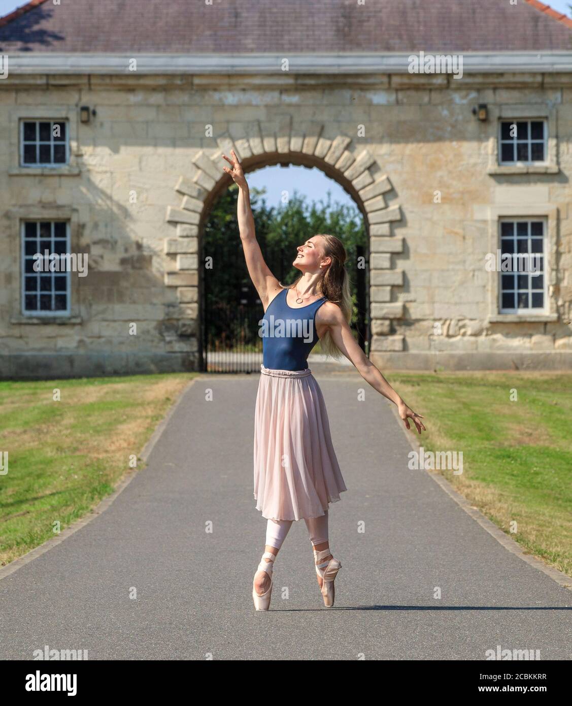 Artiste du Royal Ballet Charlotte Tomkinson dans le domaine du Cusworth Hall à Doncaster, dans le Yorkshire, alors que le Royal Ballet et le Doncaster Council se préparent avant la danse Doncaster, un programme d'engagement communautaire inspiré par le ballet Romeo et Juliette. Banque D'Images