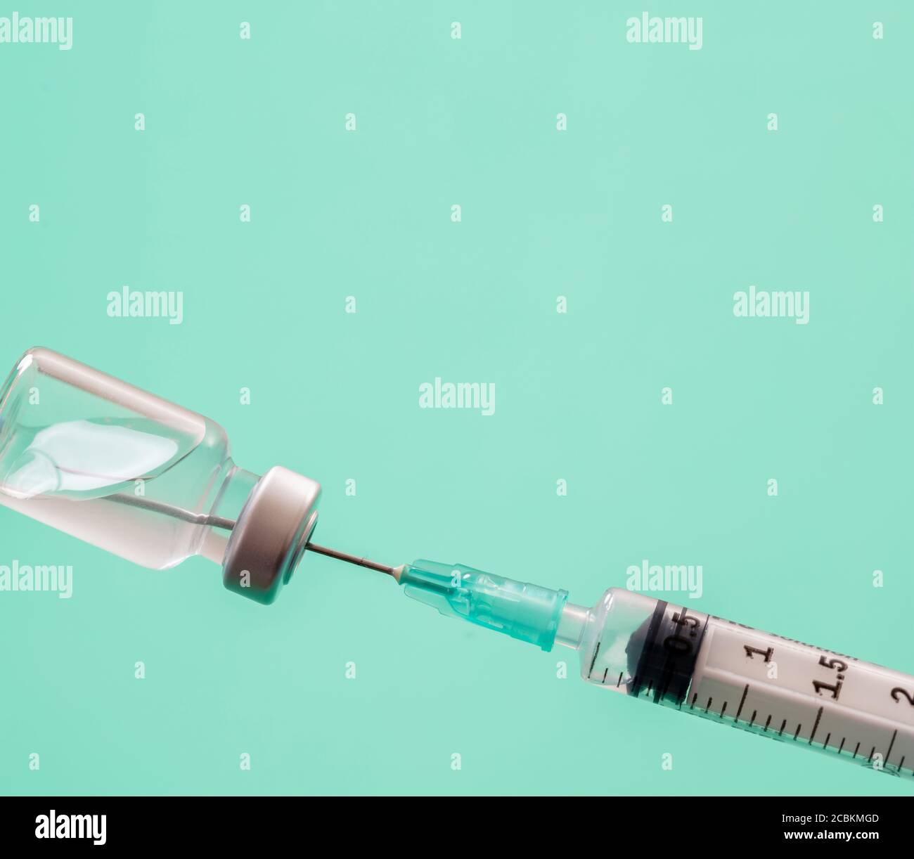 Vaccin, vaccination contre le coronavirus, prévention de la grippe covid-19, concept d'immunisation. Dose en flacon et seringue médicale, injection de médicament par injection, pastel g. Banque D'Images