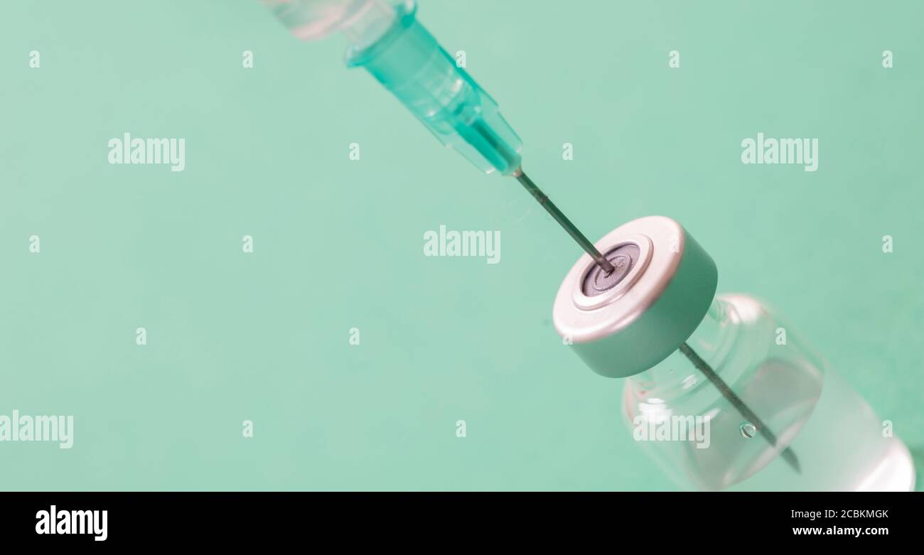 Vaccin, vaccination contre le coronavirus, prévention de la grippe covid-19, concept d'immunisation. Dose en flacon et seringue médicale, injection de médicament par injection, ba vert Banque D'Images