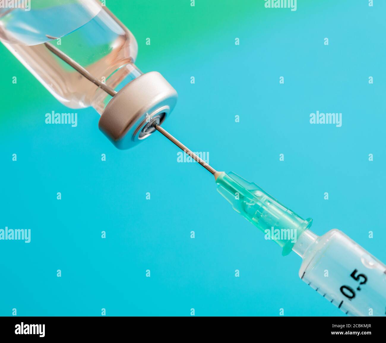 Vaccin, vaccination contre le coronavirus, prévention de la grippe covid-19, concept d'immunisation. Dose en flacon et seringue médicale, injection de médicament par injection, pastel b Banque D'Images