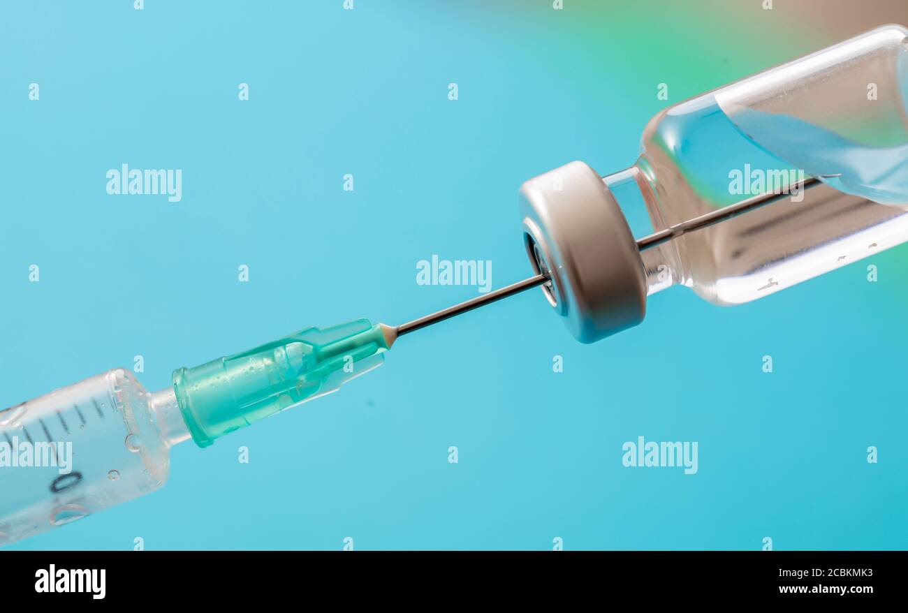 Vaccin, vaccination contre le coronavirus, prévention de la grippe covid-19, concept d'immunisation. Dose en flacon et seringue médicale, injection de médicament par injection, pastel b Banque D'Images