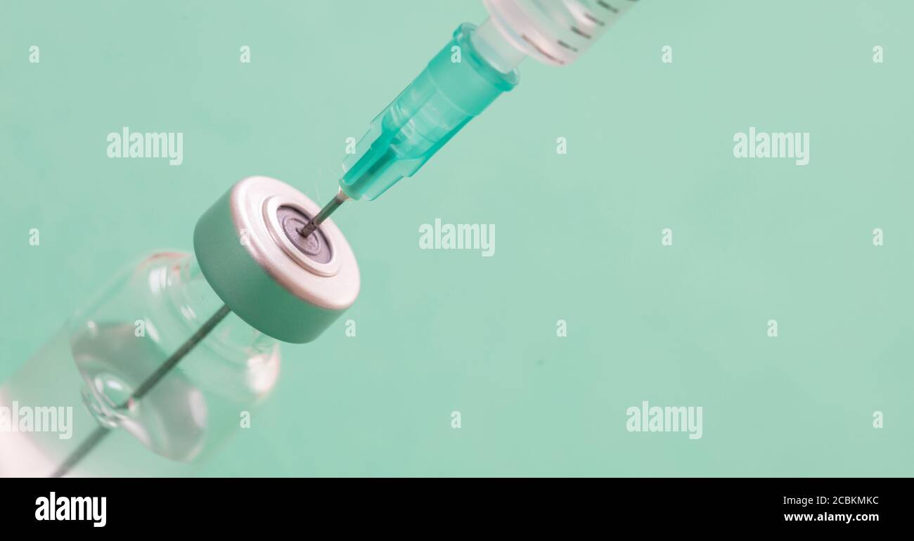 Vaccin, vaccination contre le coronavirus, prévention de la grippe covid-19, concept d'immunisation. Dose en flacon et seringue médicale, injection de médicament par injection, pastel g. Banque D'Images