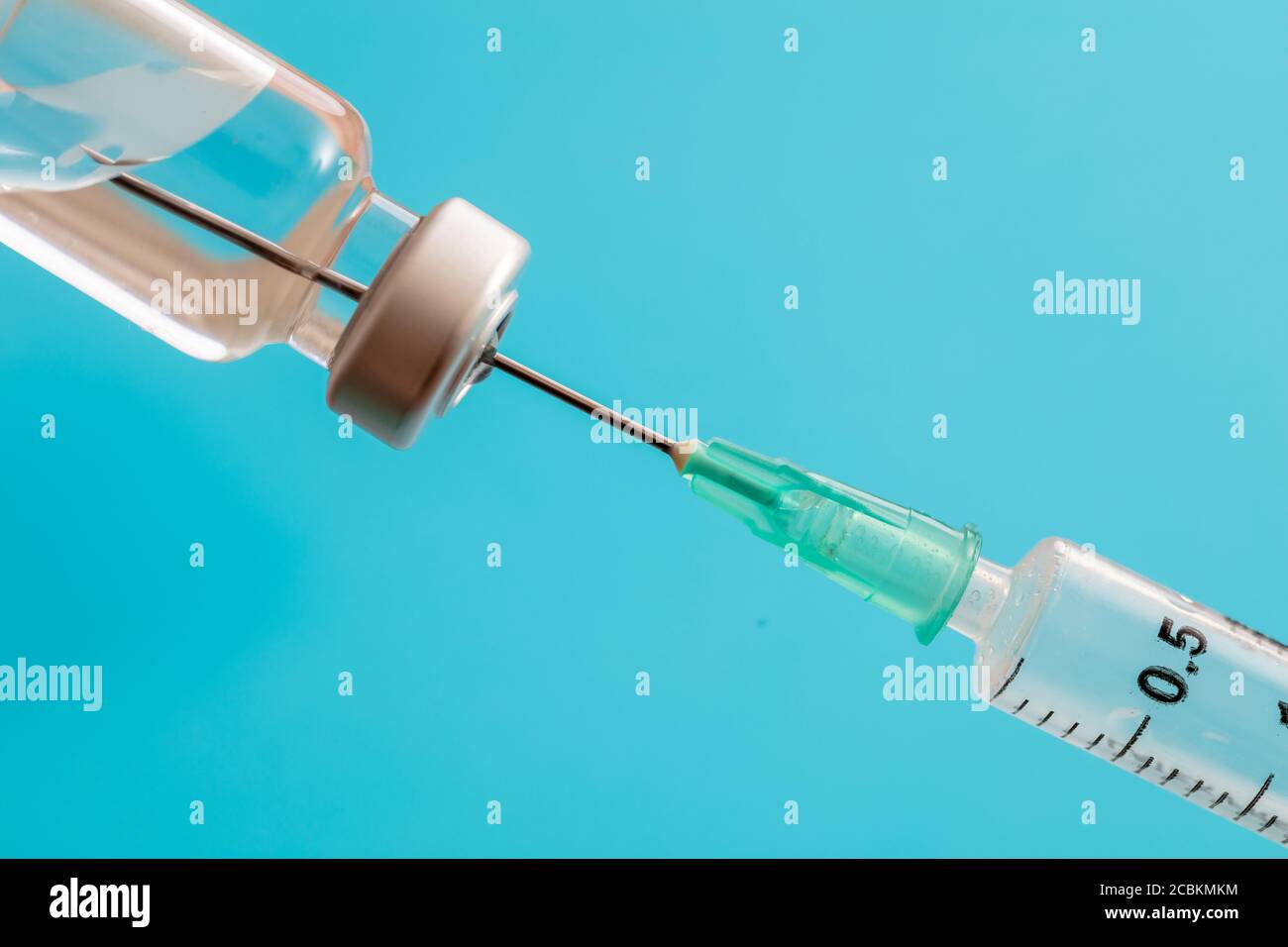 Vaccin, vaccination contre le coronavirus, prévention de la grippe covid-19, concept d'immunisation. Dose en flacon et seringue médicale, injection de médicament par injection, pastel b Banque D'Images