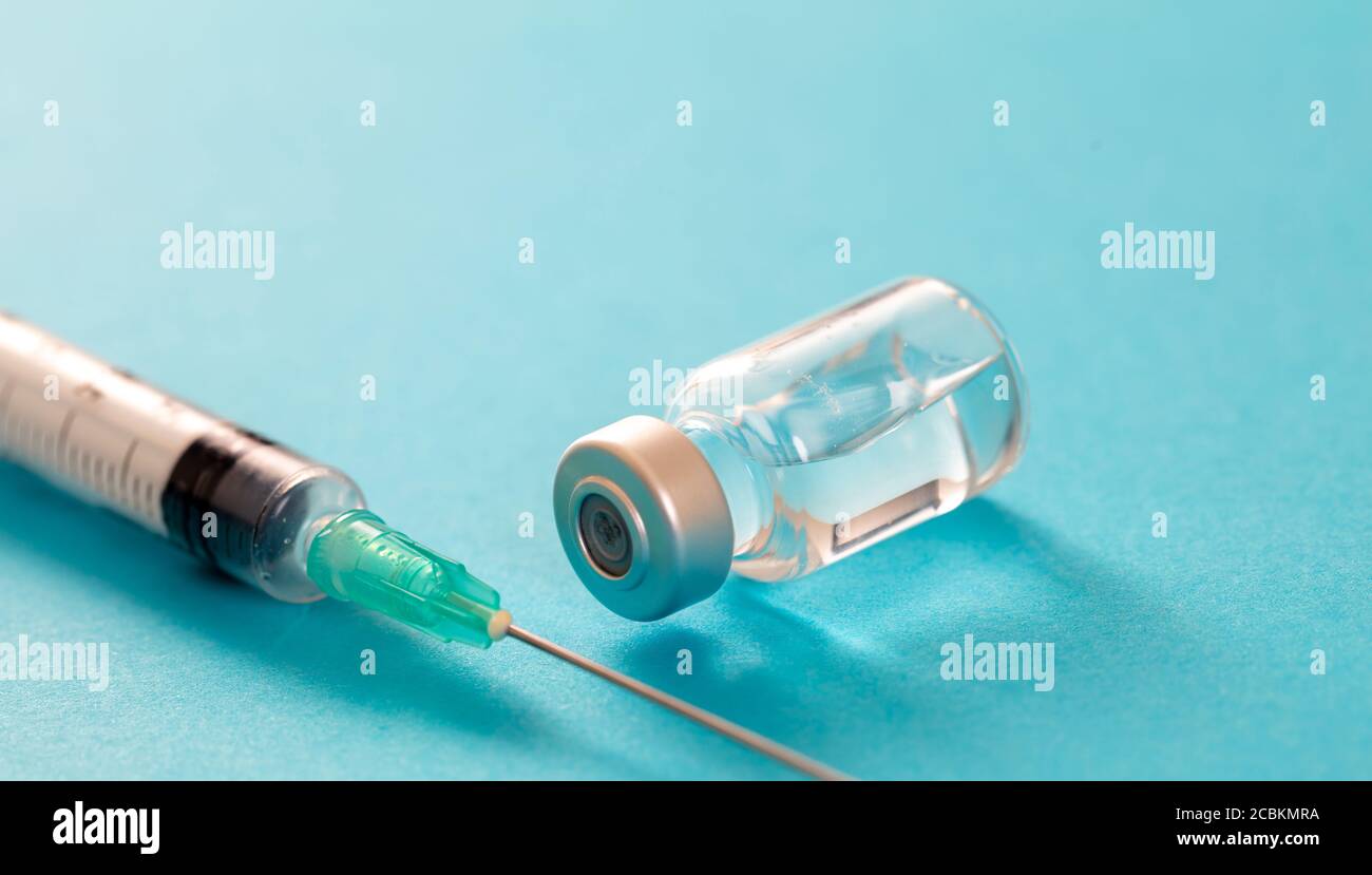 Vaccin, vaccination contre le coronavirus, prévention de la grippe covid-19, concept d'immunisation. Dose en flacon et seringue médicale, injection de médicament par injection, pastel b Banque D'Images