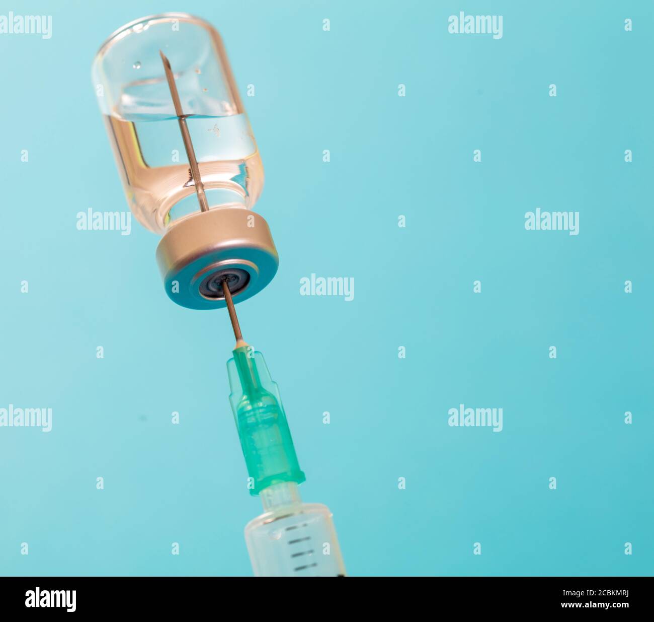 Vaccin, vaccination contre le coronavirus, prévention de la grippe covid-19, concept d'immunisation. Dose en flacon et seringue médicale, injection de médicament par injection, pastel b Banque D'Images