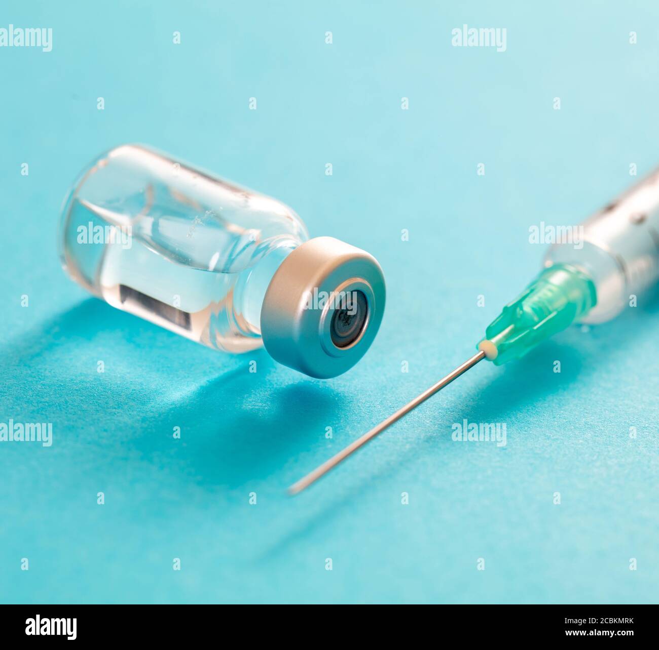 Vaccin, vaccination contre le coronavirus, prévention de la grippe covid-19, concept d'immunisation. Dose en flacon et seringue médicale, injection de médicament par injection, pastel b Banque D'Images