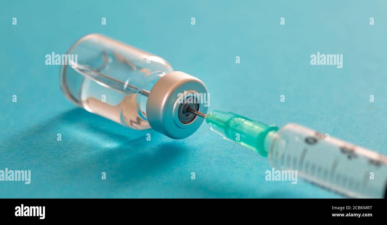 Vaccin, vaccination contre le coronavirus, prévention de la grippe covid-19, concept d'immunisation. Dose en flacon et seringue médicale, injection de médicament par injection, pastel b Banque D'Images