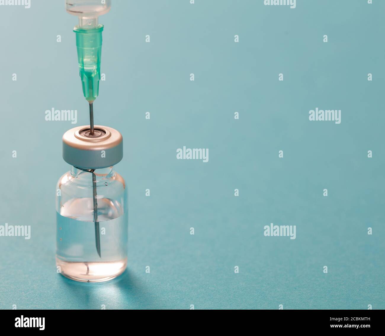 Vaccin, vaccination contre le coronavirus, prévention de la grippe covid-19, concept d'immunisation. Dose en flacon et seringue médicale, injection de médicament par injection, pastel b Banque D'Images