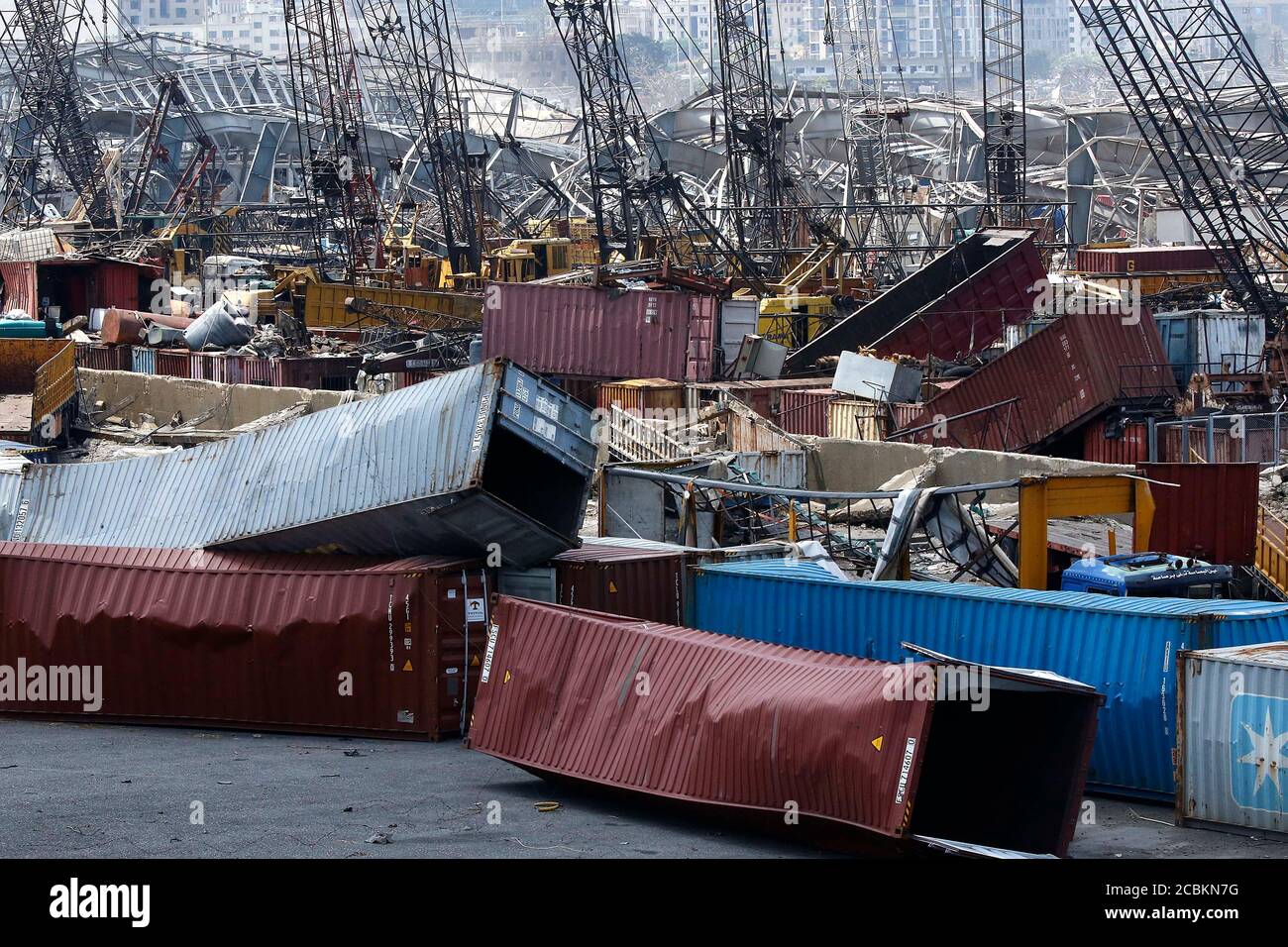 (200814) -- BEYROUTH, le 14 août 2020 (Xinhua) -- des conteneurs endommagés sont visibles au port de Beyrouth, au Liban, le 14 août 2020. Deux explosions ont secoué Beyrouth le 4 août, tuant 177 personnes et en blessant au moins 6,000. (Xinhua/Bilal Jawich) Banque D'Images