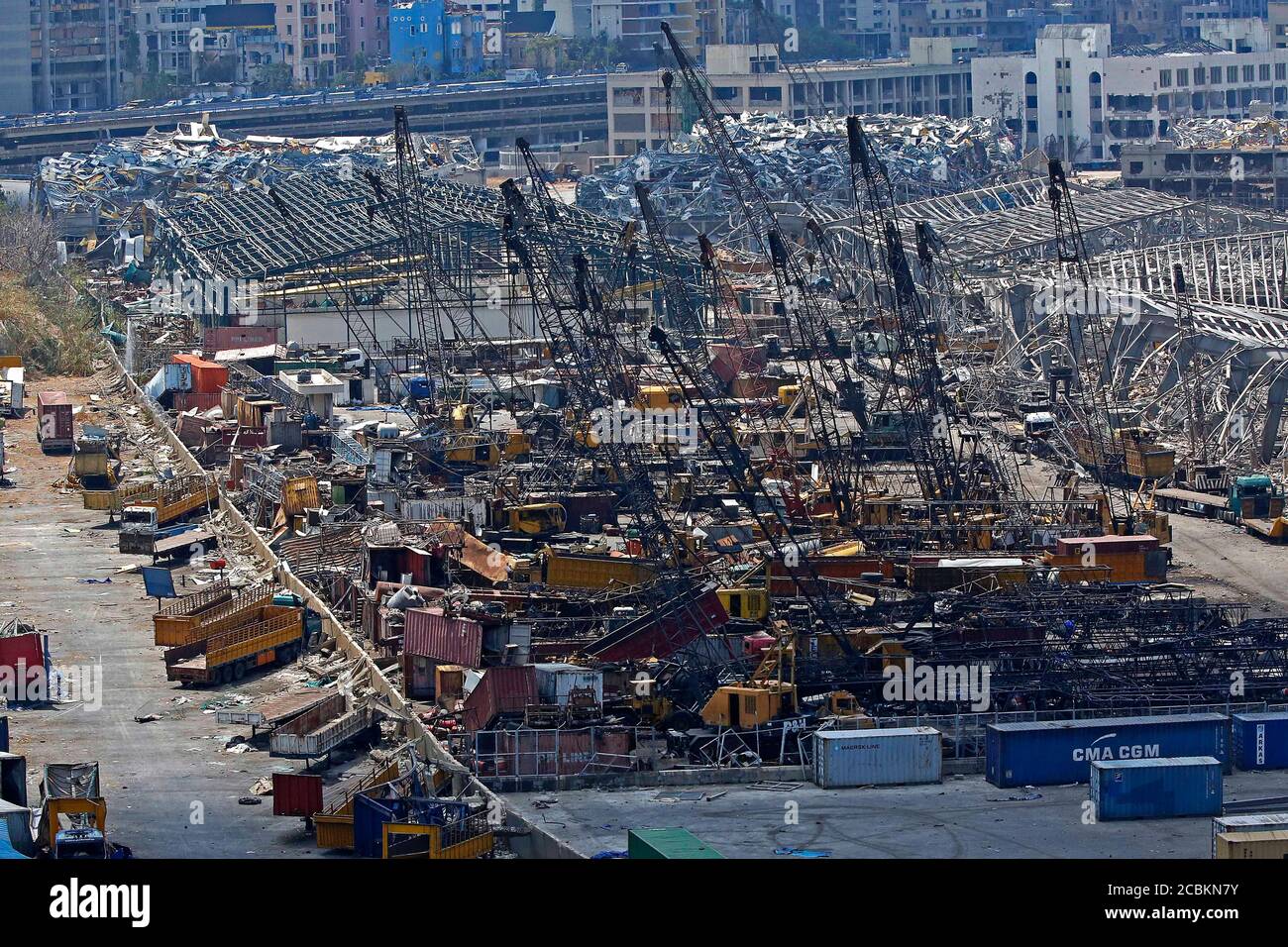 (200814) -- BEYROUTH, le 14 août 2020 (Xinhua) -- la photo prise le 14 août 2020 montre des dommages au port de Beyrouth au Liban. Deux explosions ont secoué Beyrouth le 4 août, tuant 177 personnes et en blessant au moins 6,000. (Xinhua/Bilal Jawich) Banque D'Images