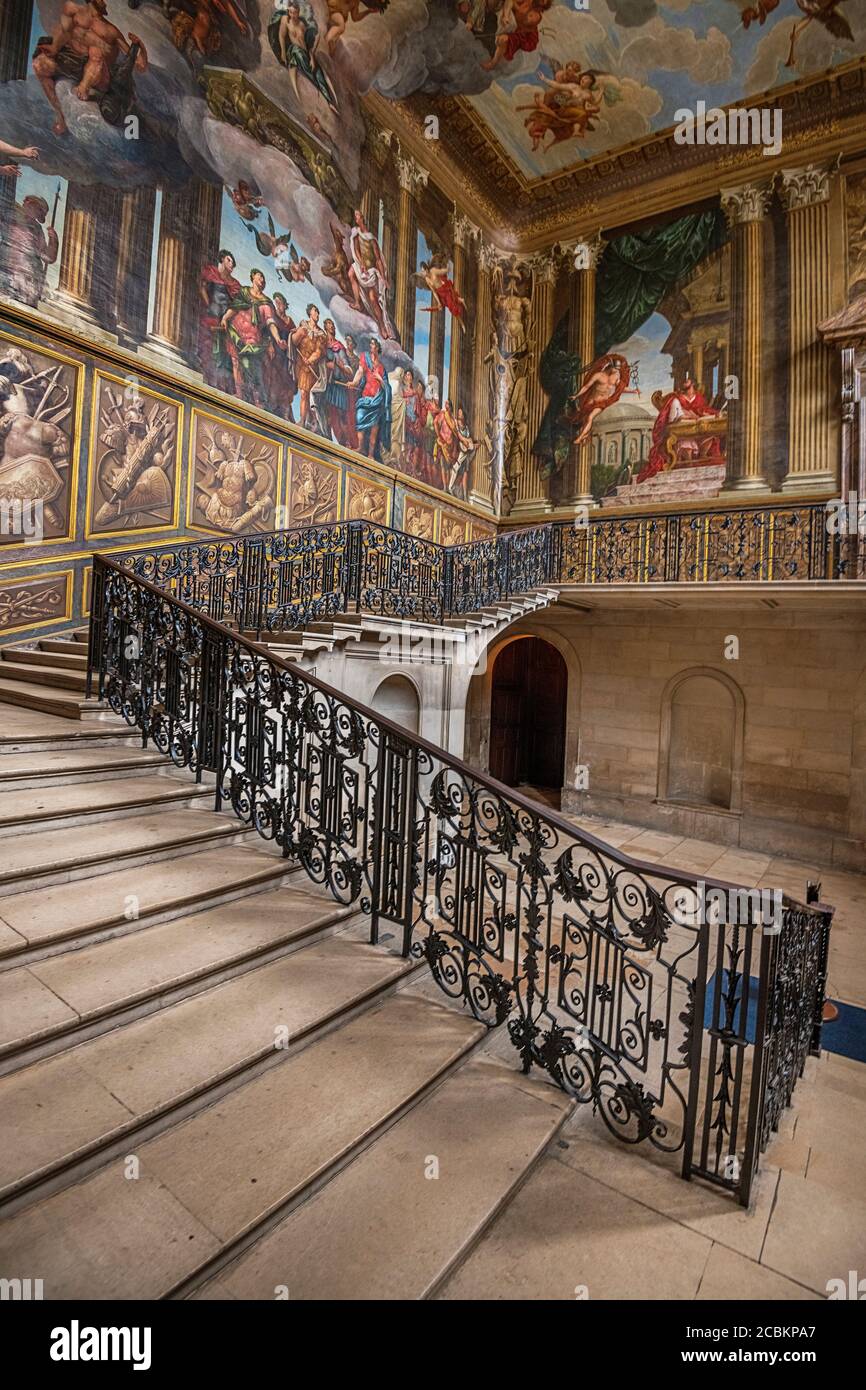 Angleterre, Richmond-upon-Thames. Hampton court Palace, l'escalier du roi avec une balustrade en fer forgé et une murale peinte par l'artiste italien Ant Banque D'Images