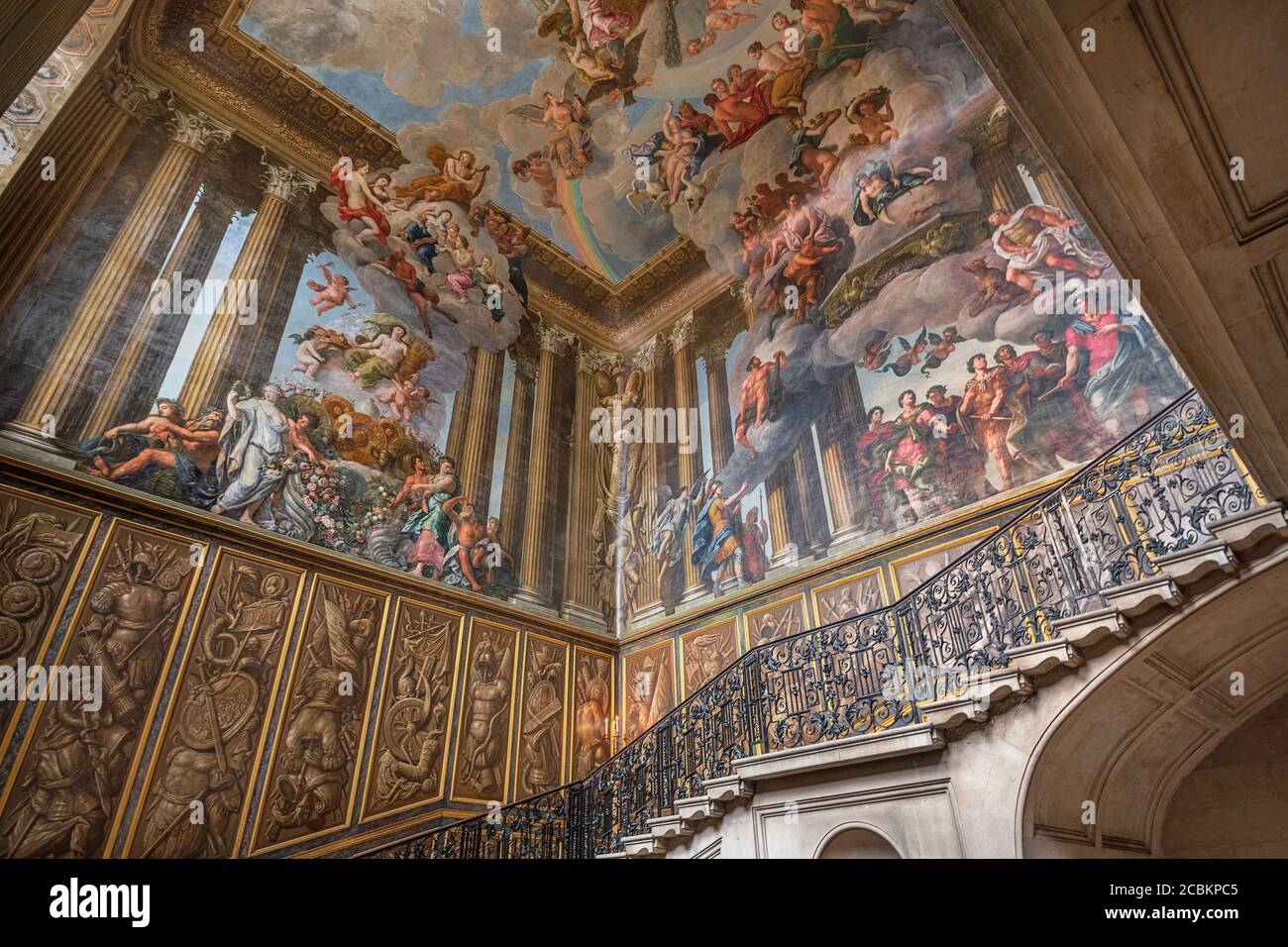 Angleterre, Richmond-upon-Thames. Hampton court Palace, l'escalier du roi avec une balustrade en fer forgé et une murale peinte par l'artiste italien Ant Banque D'Images