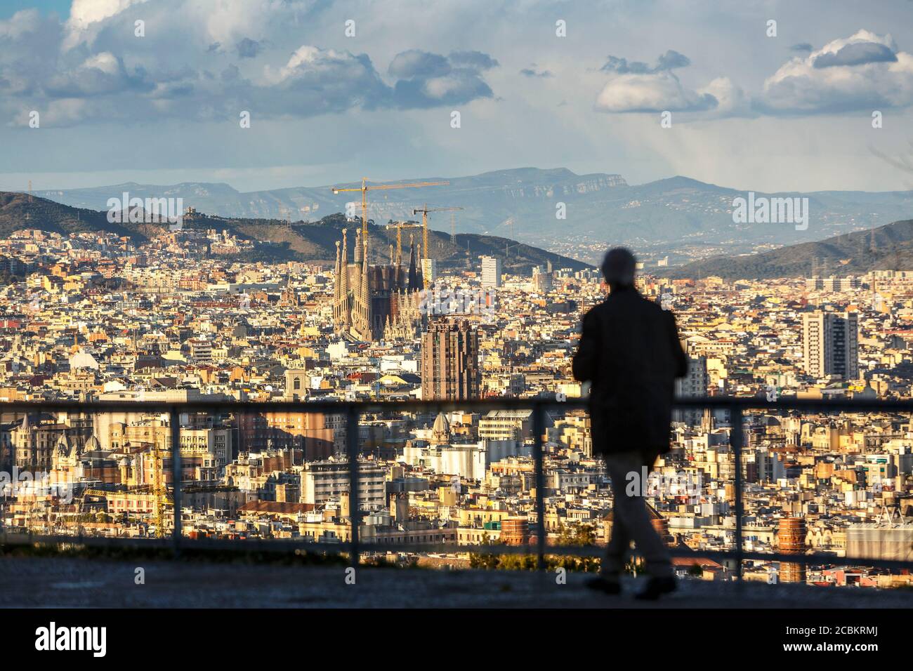 Silhouette de personne regardant la vue de Barcelone, Catalogne, Espagne Banque D'Images