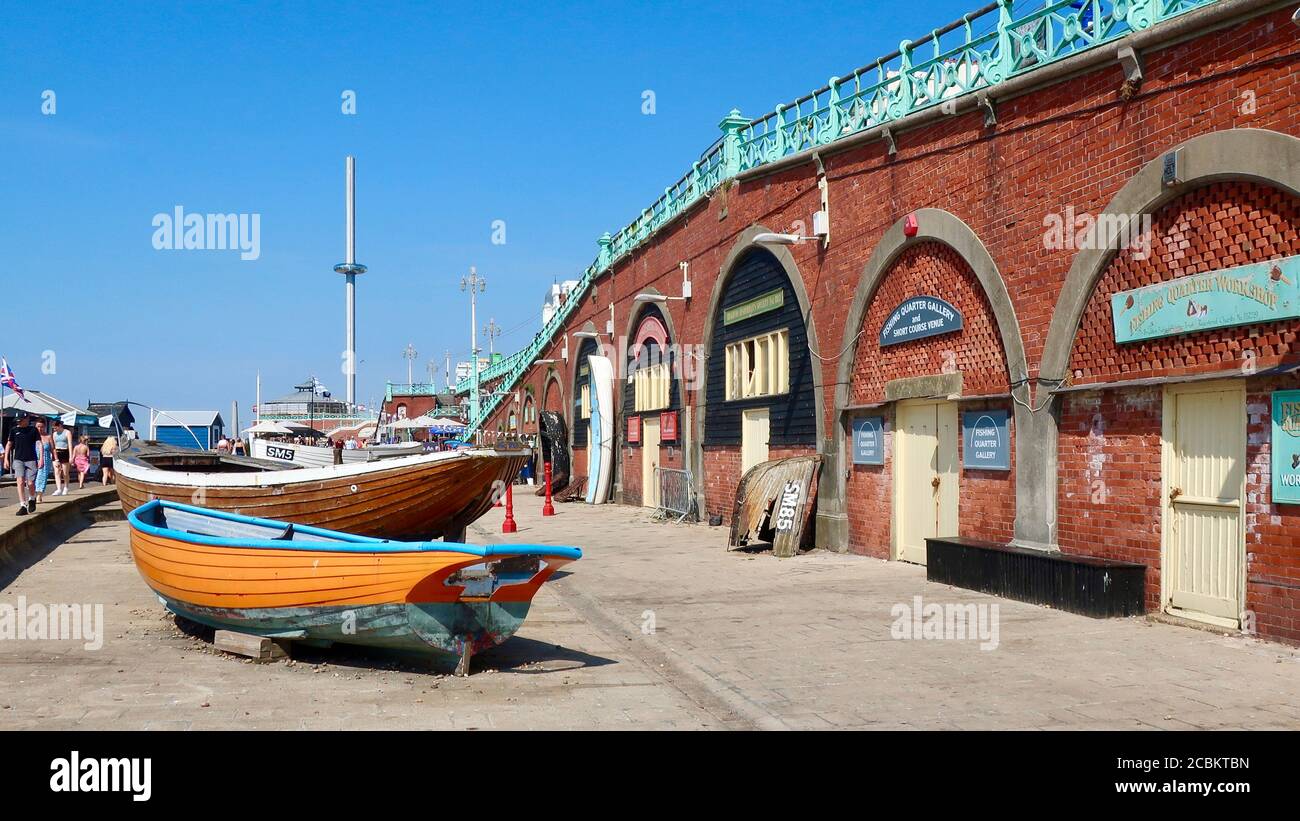 Brighton et Hove, E Sussex, Royaume-Uni - août 2020 : bateaux hors service sur la promenade en direction de Hove. Banque D'Images