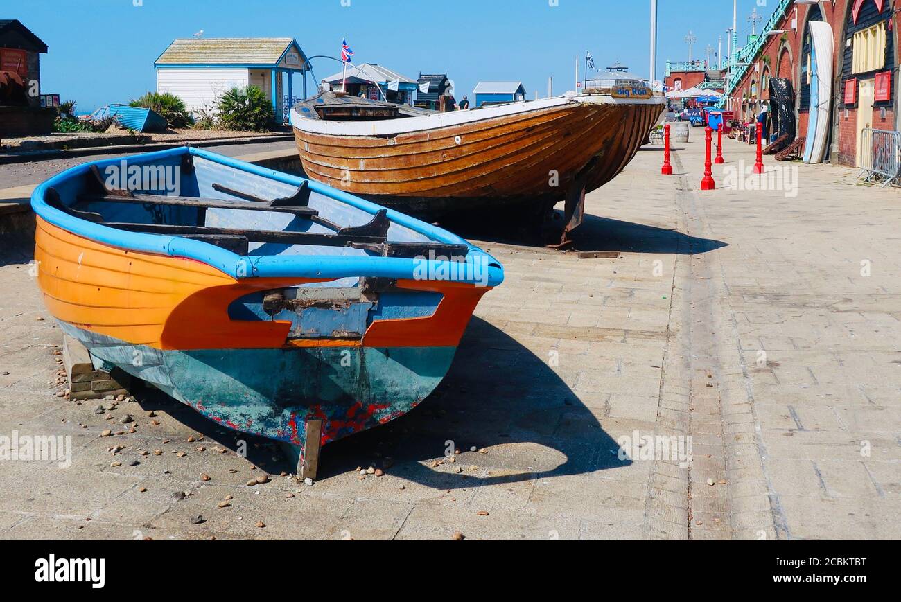 Brighton et Hove, E Sussex, Royaume-Uni - août 2020 : bateaux hors service sur la promenade en direction de Hove. Banque D'Images