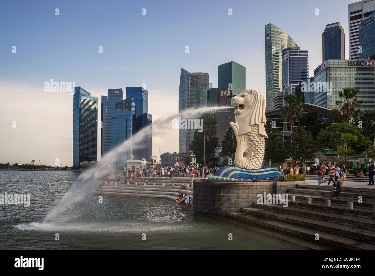 Vue sur le front de mer de la statue du Merlion, Singapour Banque D'Images