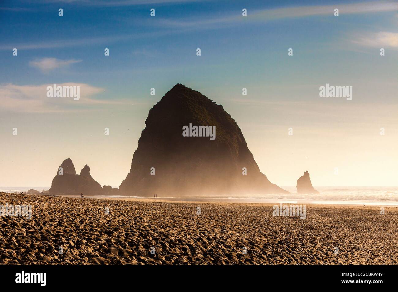 Vue sur la plage et le rocher de haystack, Cannon Beach, Oregon, États-Unis Banque D'Images